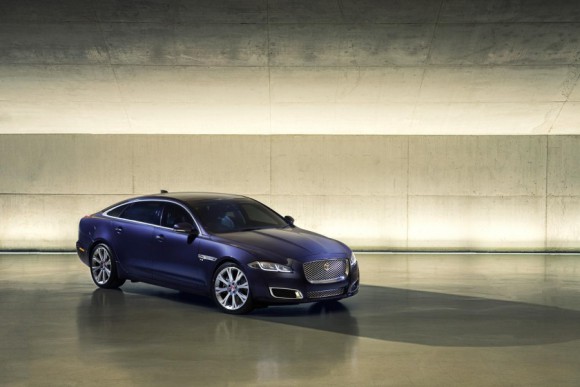 2016-Jaguar-XJ-front-three-quarter-officially-unveiled-900x600