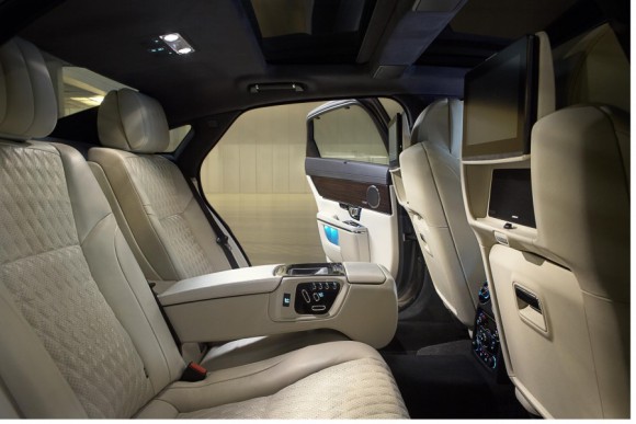 2016-Jaguar-XJ-rear-cabin-officially-unveiled-900x601