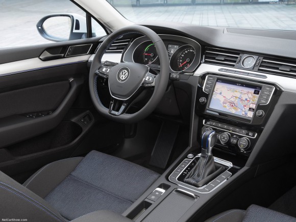 Volkswagen-Passat_GTE_2015_1280x960_wallpaper_24
