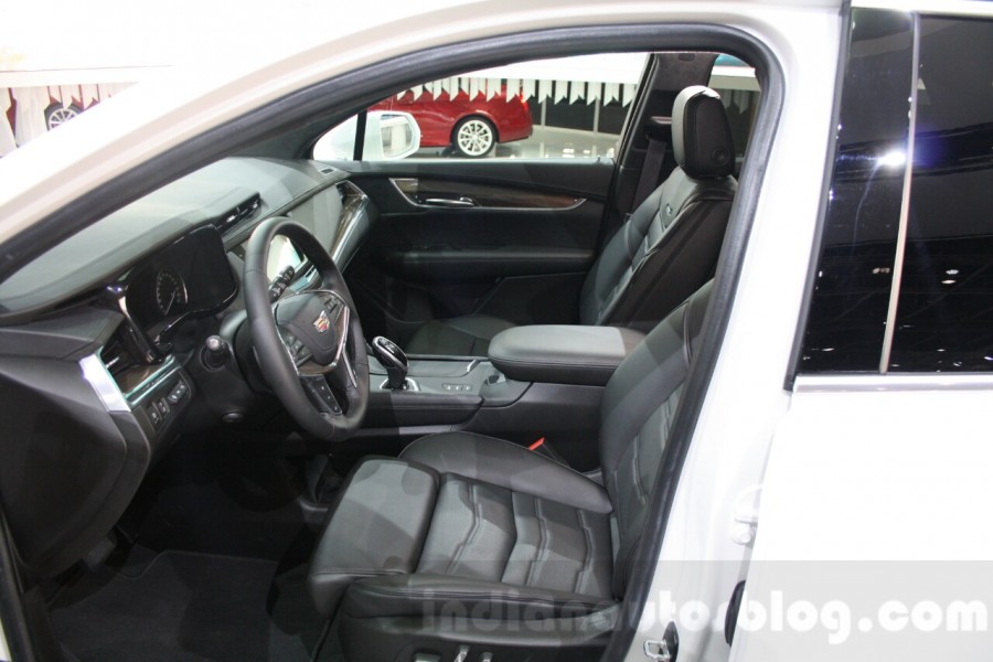 Cadillac-XT5-front-seats-at-DIMS-2015-900x600