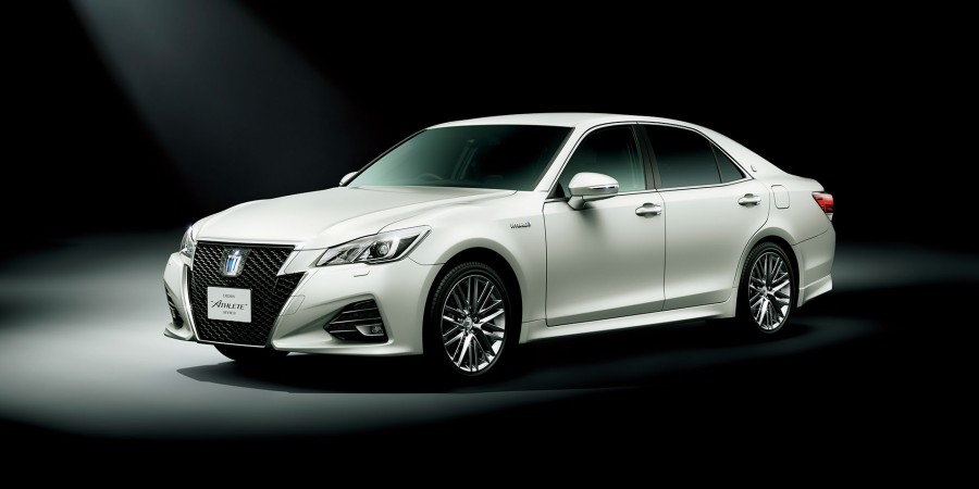 Toyota-Crown-Athlete-front-three-quarter-official-900x450