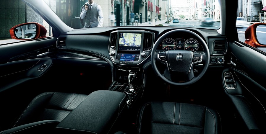 Toyota-Crown-Athlete-interior-official-900x454