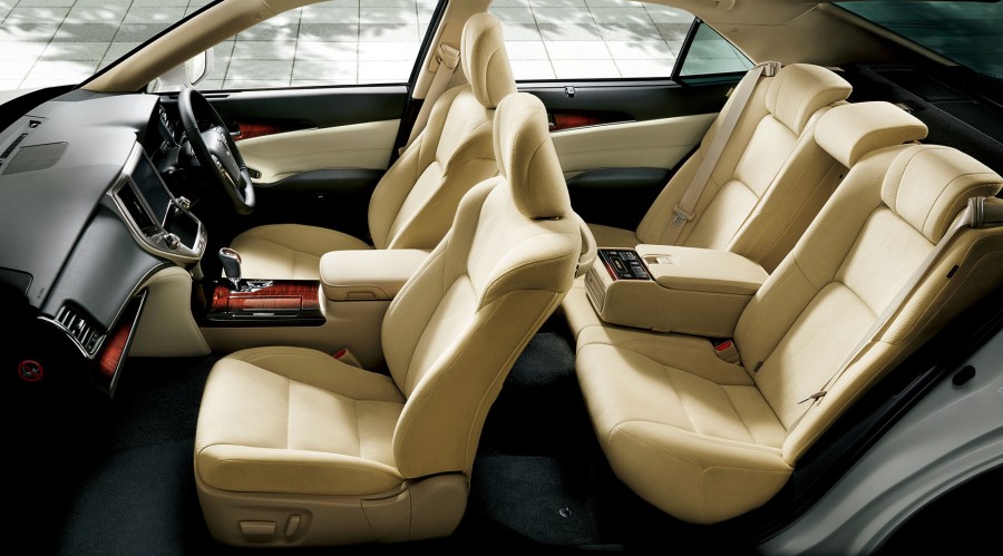 Toyota-Crown-Royal-interior-official-900x499