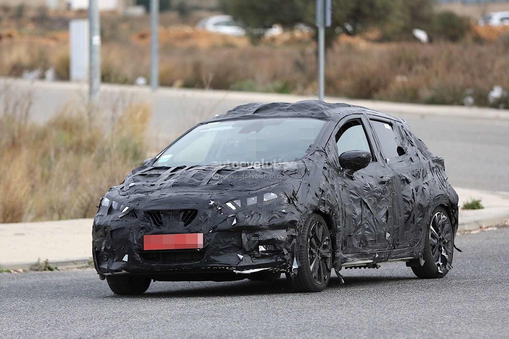 2017-nissan-micra-successor-spied-has-sway-concept-styling-cues_1