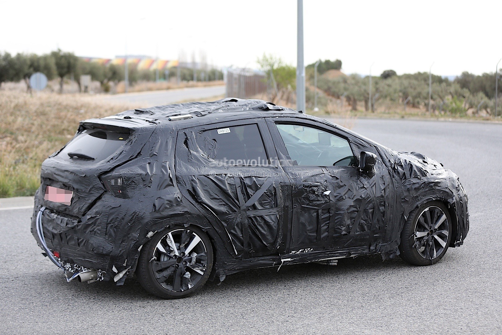 2017-nissan-micra-successor-spied-has-sway-concept-styling-cues_5