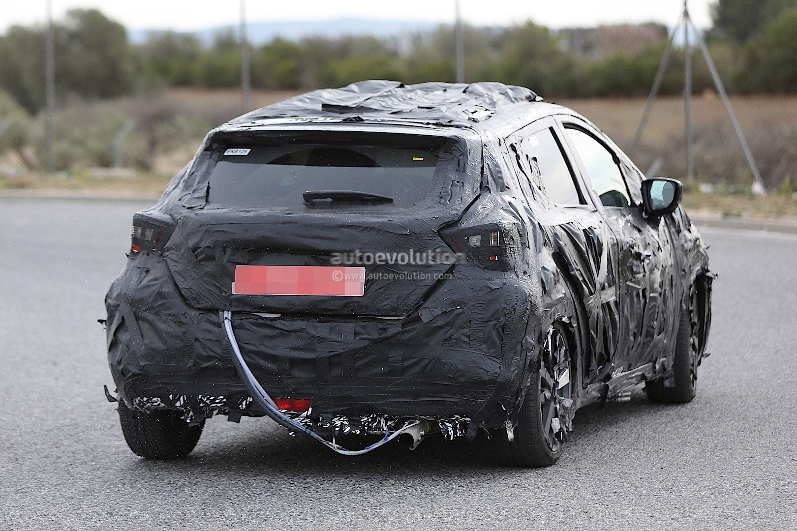 2017-nissan-micra-successor-spied-has-sway-concept-styling-cues_7