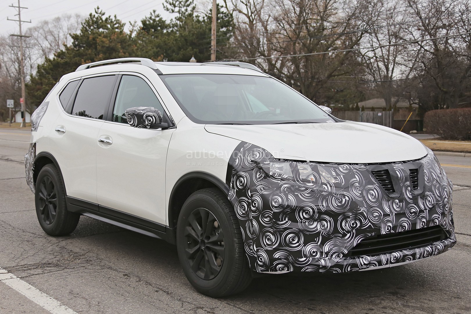 2017-nissan-rogue-spied-with-cosmetic-updates-104511_1